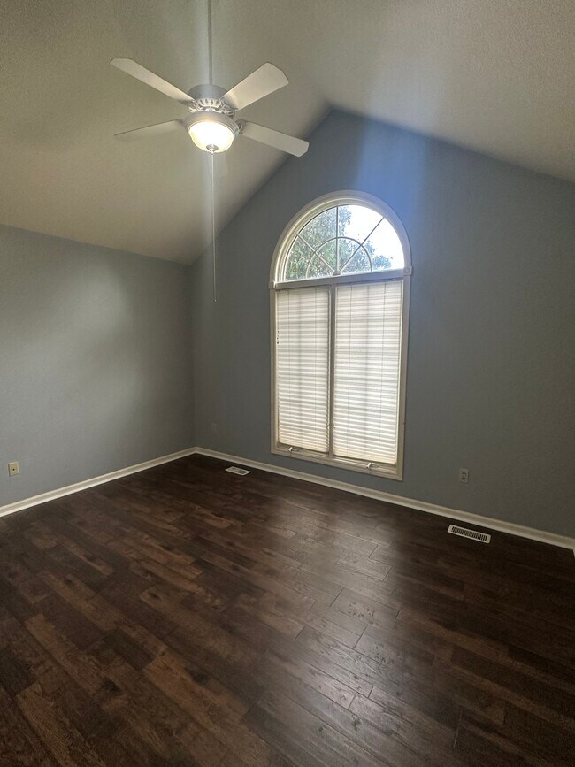 Building Photo - 4934 Claredon Pl