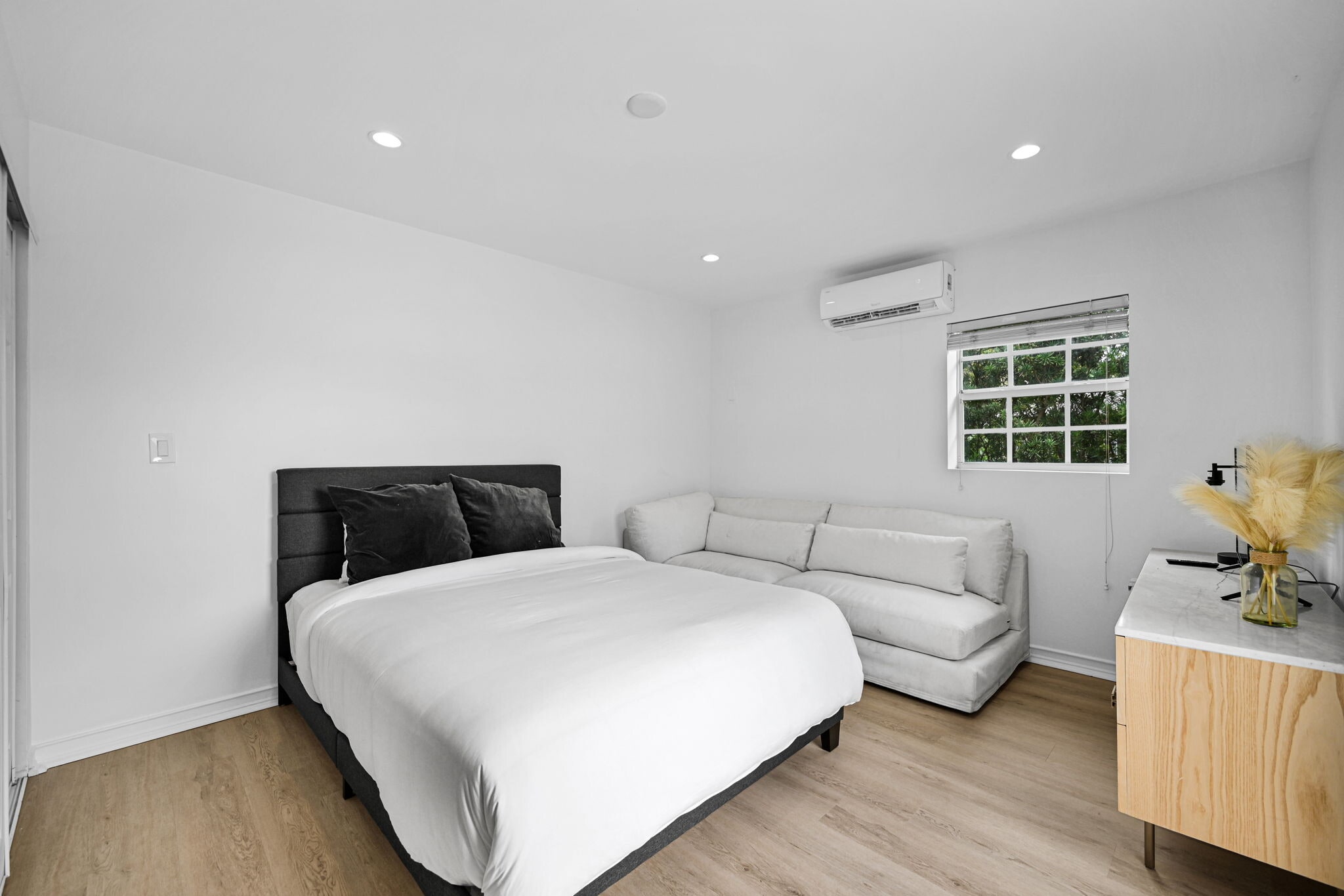 Building Photo - 150 NE 50th Ter