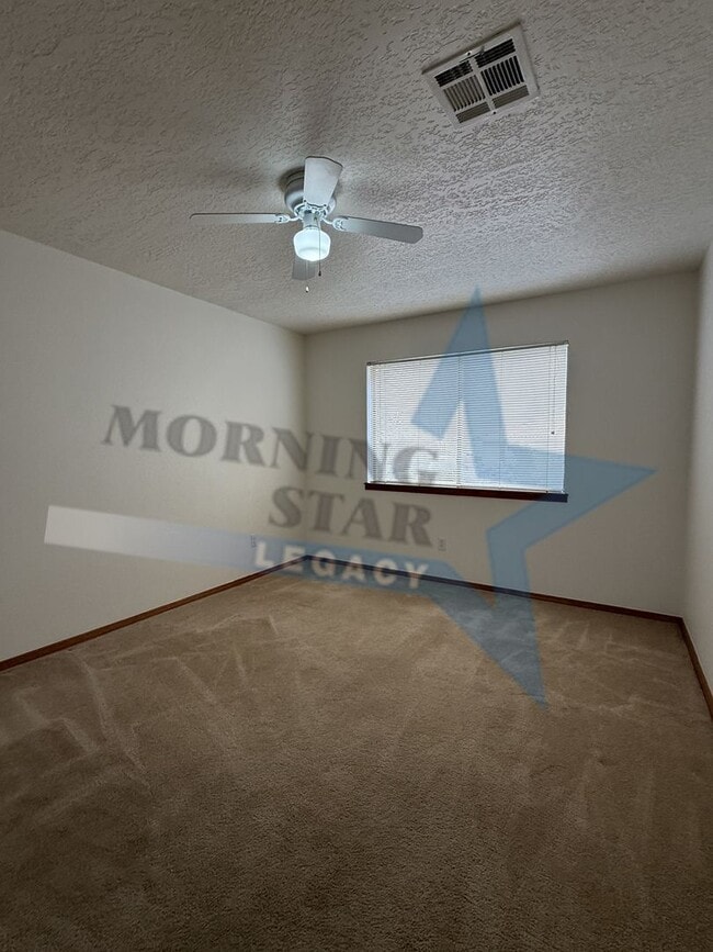 Building Photo - Move-in Special! Charming Home with Mountain Views!