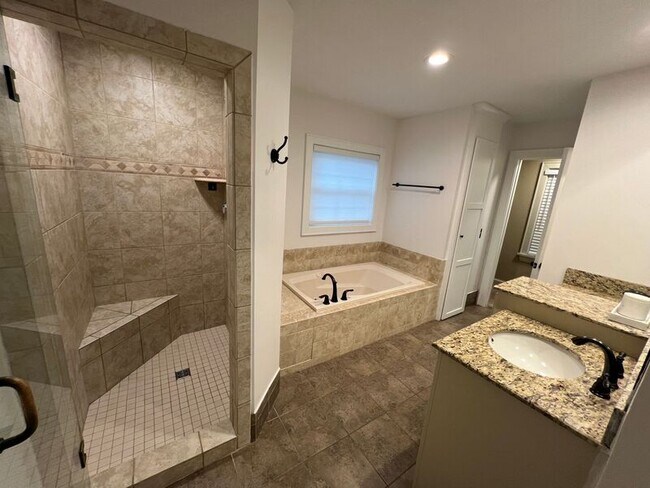 Building Photo - 616 W 63rd St