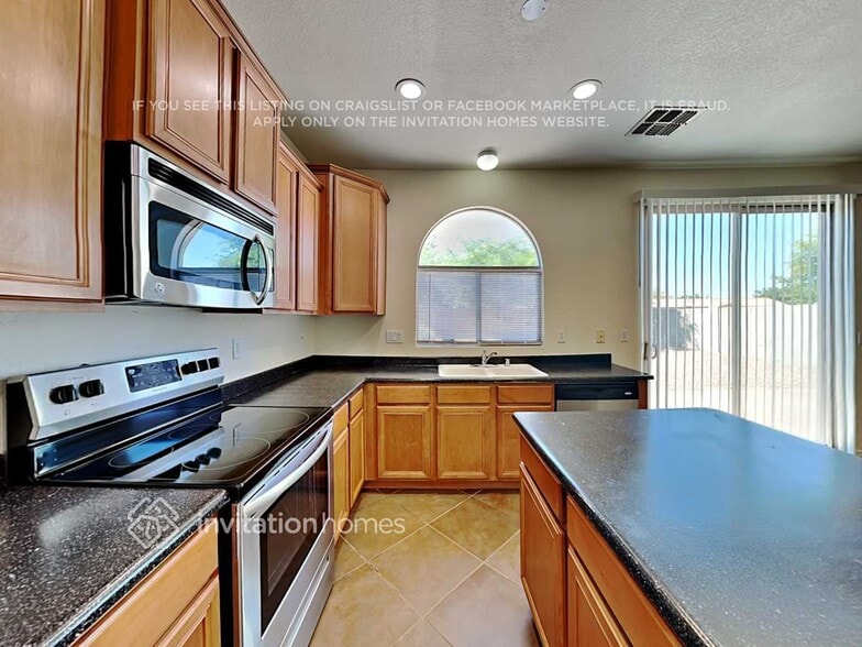 Building Photo - 828 W Roeser Rd