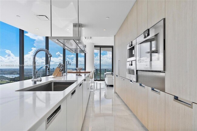 Building Photo - 15701 Collins Ave