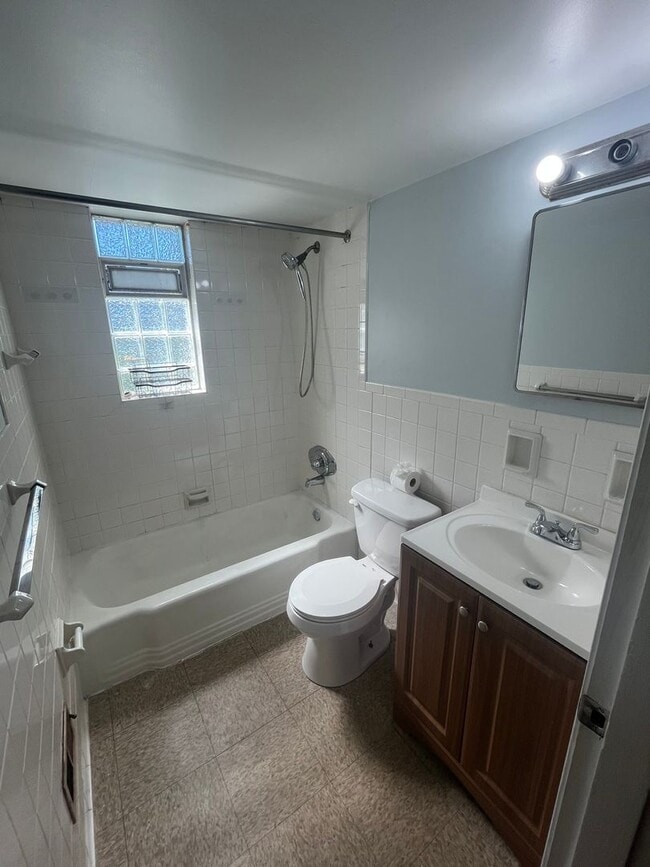 Building Photo - One Bedroom In Deer Park!