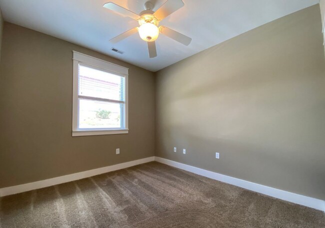 Building Photo - 425 E Hillside Dr