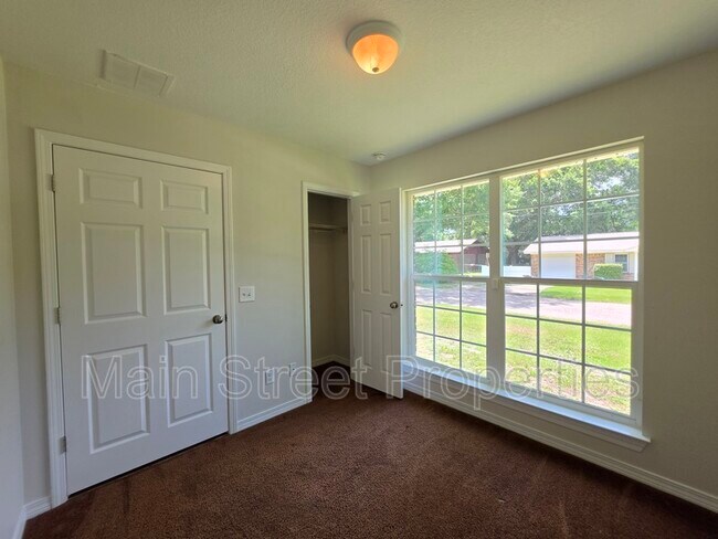 Building Photo - 8510 Pond Ave