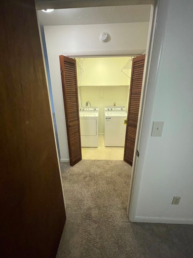Building Photo - 250 S Villas Ct