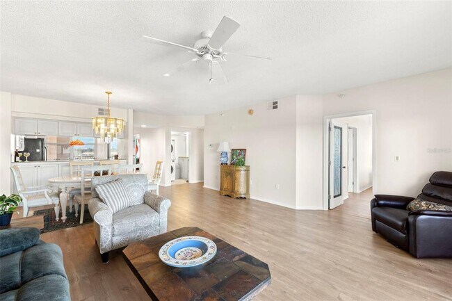 Building Photo - 6475 Shoreline Dr