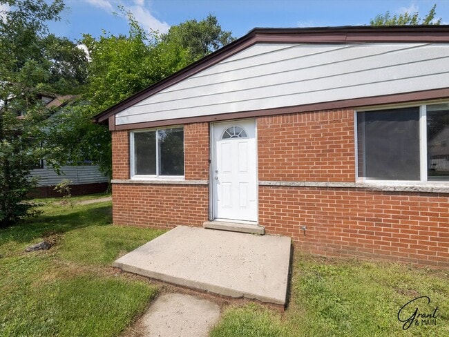 Building Photo - $1400 3 bedroom ranch