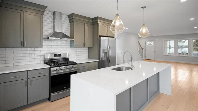 Primary Photo - 133 Graystone St
