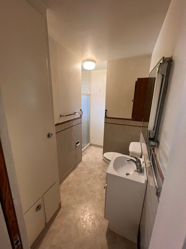 Building Photo - 429 E Pine St