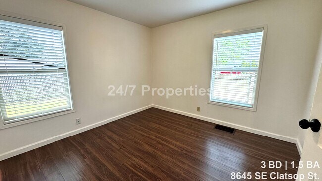 Building Photo - Bright 3BD I 1.5BA Home w/ Large Yard - SE Portland