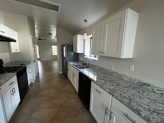 Building Photo - 3BR w/ Fenced Backyard + Garage in Round Rock