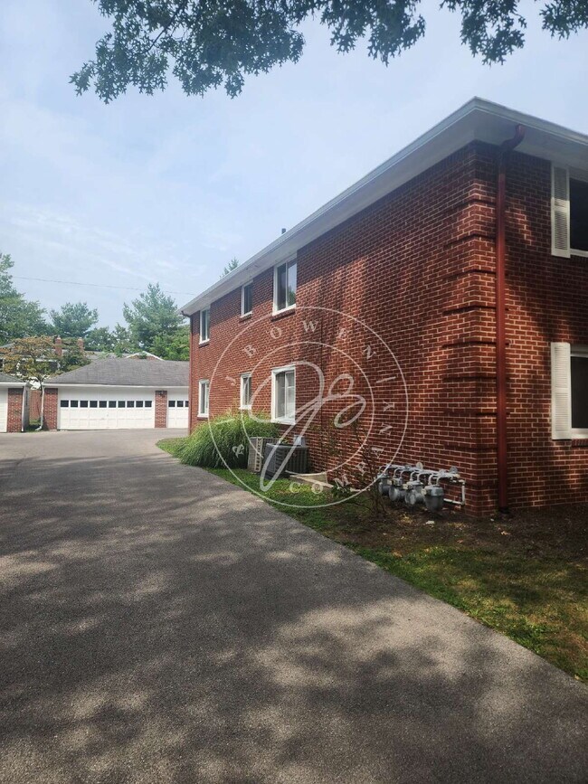 Building Photo - 1 Bedroom Efficiency in Ottawa Hills! All ...