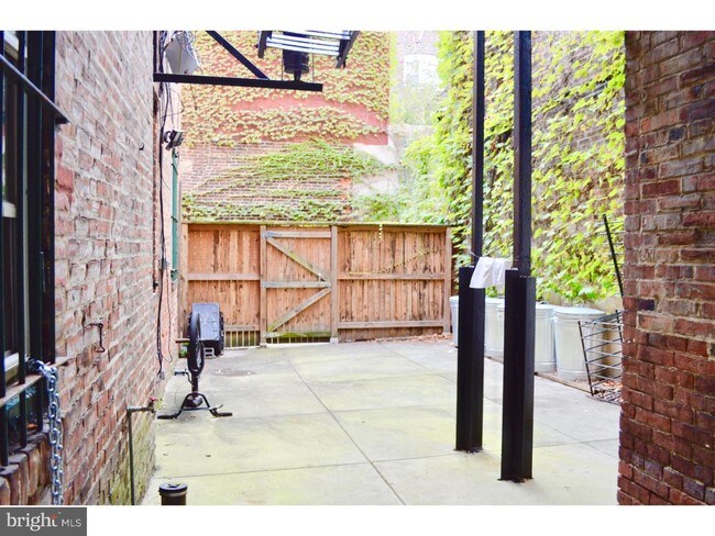 Building Photo - 332 S 17th St