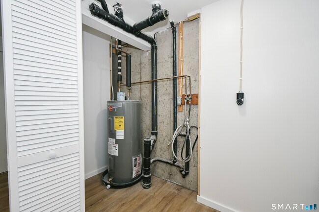 Building Photo - 421 Emmett St