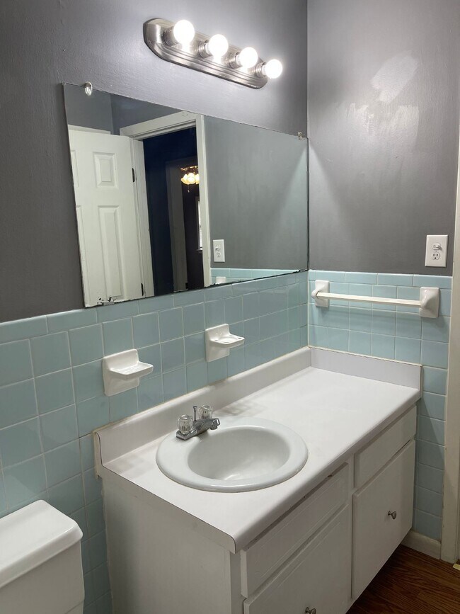 Building Photo - "Charming 2 Bed, 1.5 Bath Apartment in Jon...