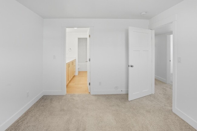 Building Photo - 225 265