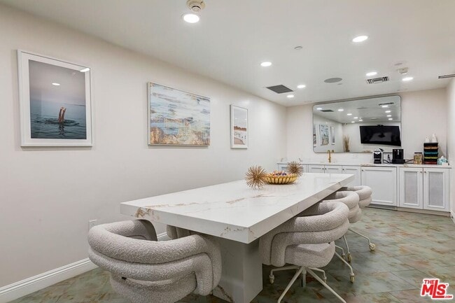 Building Photo - 10520 Wilshire Blvd