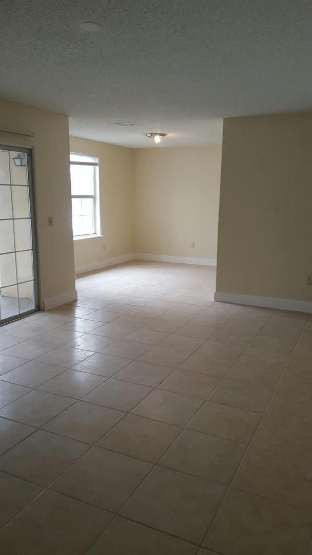 Building Photo - 3934 Versailles Dr