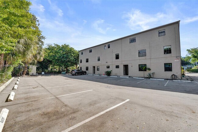 Building Photo - 815 NE 28th St