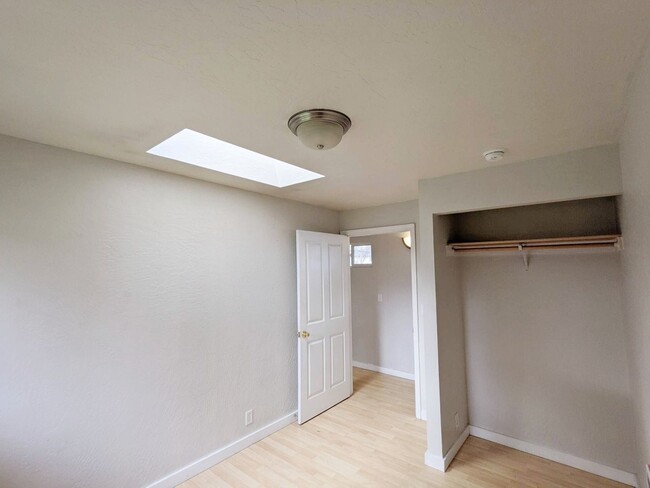 Building Photo - 5+ bedroom South Campus house w/ large fen...