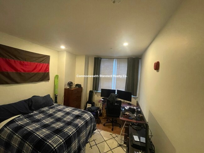 Building Photo - 550 E 3rd St