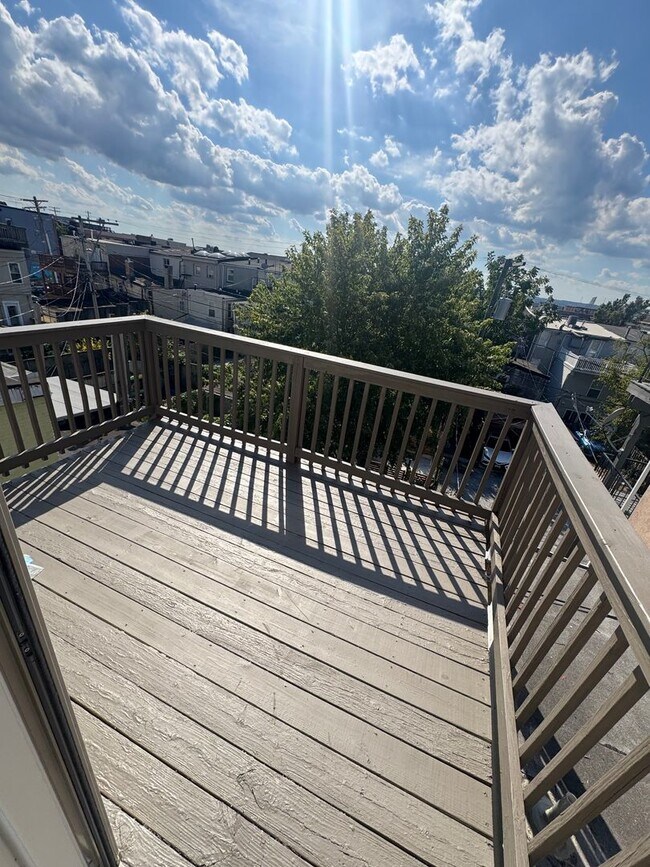 Building Photo - Spacious 4 Bed / 3 Bath Townhome in the He...