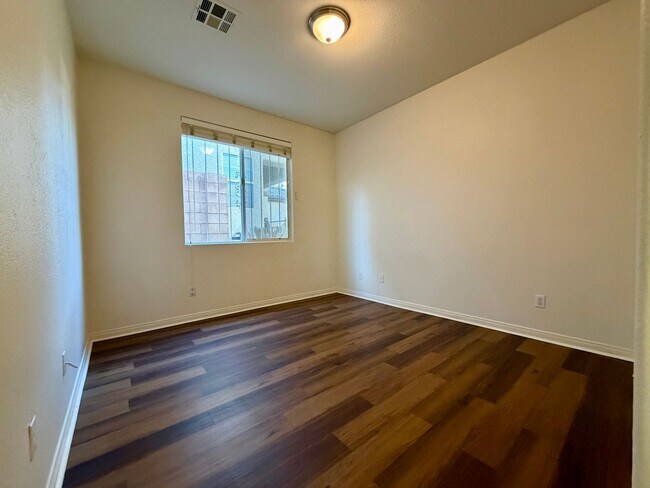 Building Photo - Lovely, large 4 bedroom