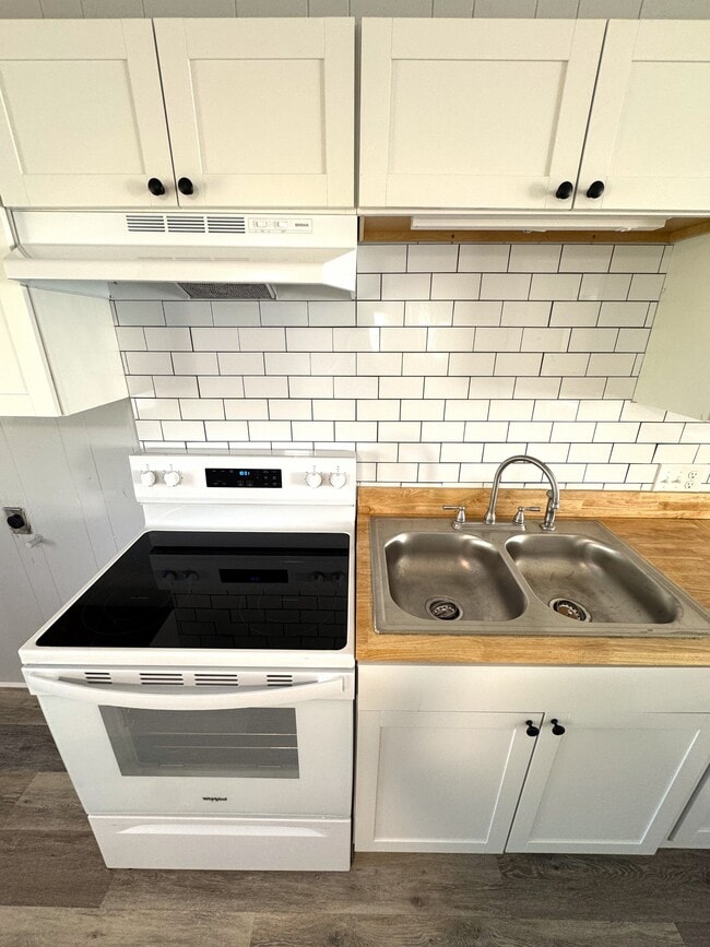 Building Photo - 608 22nd Ave N