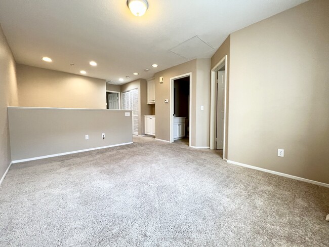 Building Photo - Spacious 2 bed 2.5 Townhouse Murrieta