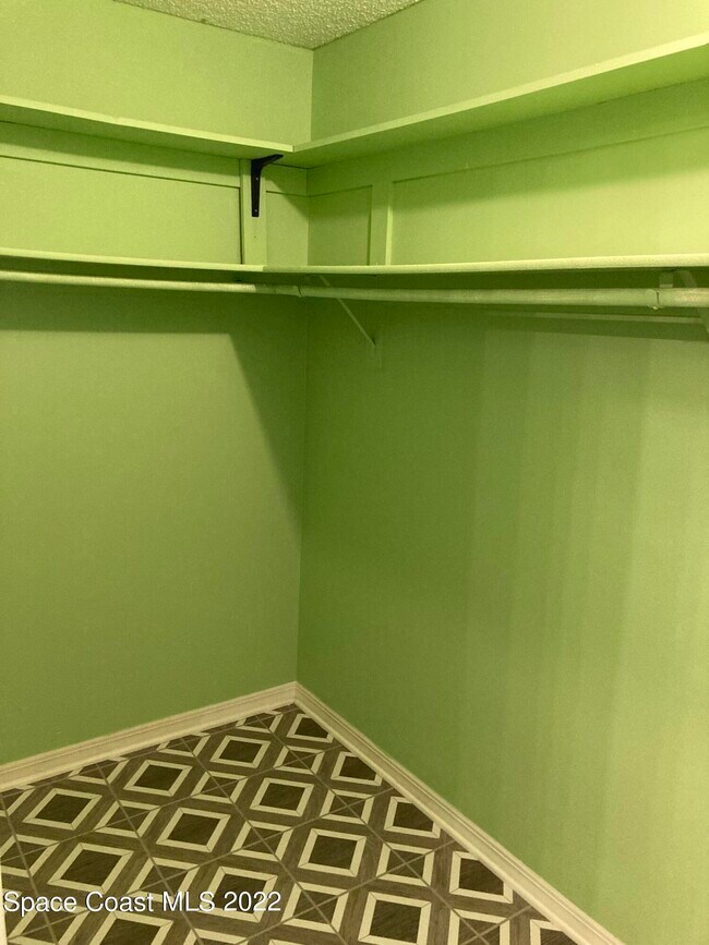 Building Photo - 711 Walnut Dr