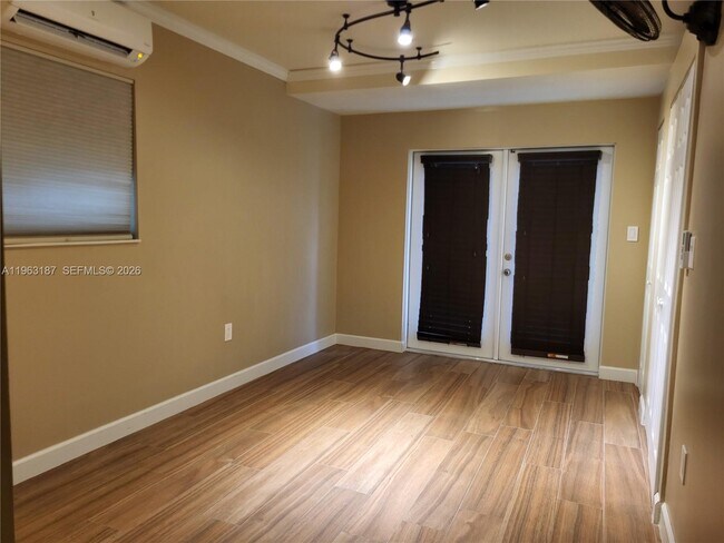 Building Photo - 30 NE 56th St