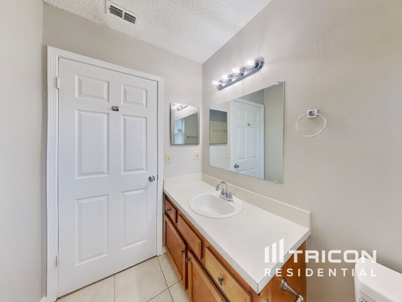 Building Photo - 3251 Deerfield Pointe Dr