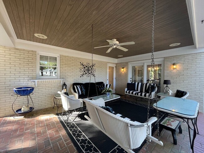 Building Photo - Incredible 5BD, 4.5BA House in Downtown Ra...