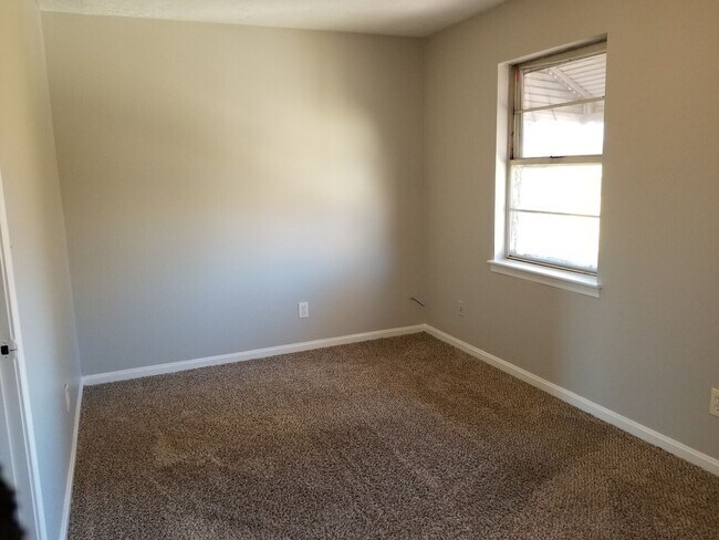 Building Photo - 2 bedroom, 1 bathroom town house located in the heart of Fern Creek