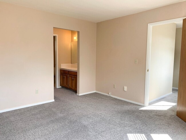 Building Photo - 2 Bedroom / 2.5 Bath Condo in Ridgemark