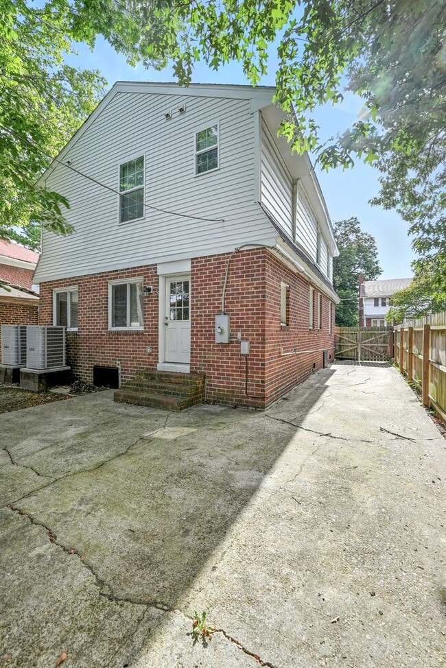 Building Photo - 931 Kenton Ave
