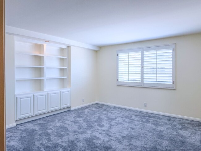 Building Photo - 3637 Ocean Dr