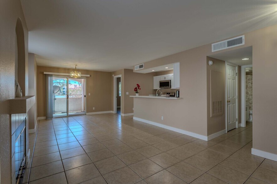 Building Photo - 7570 W Flamingo Rd