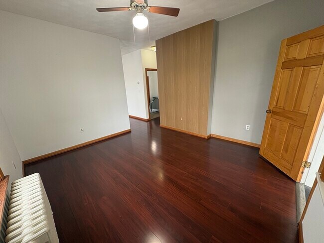 Building Photo - 573 Shirley St
