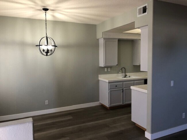 Building Photo - Beautiful 3 bedroom 2 bath Townhome across...