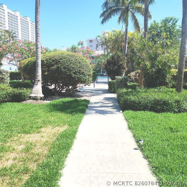 Building Photo - 2730 Banyan Rd