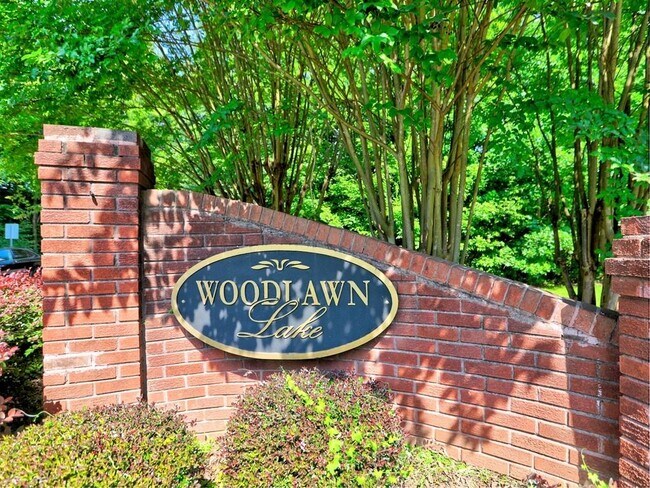Building Photo - 4512 Woodlawn Lake Dr