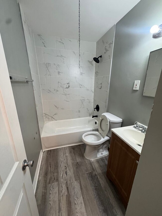 Building Photo - Newly Renovated 2-Bedroom Townhome in Baltimore