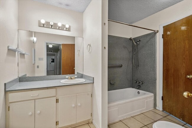 Building Photo - 751 Ave B