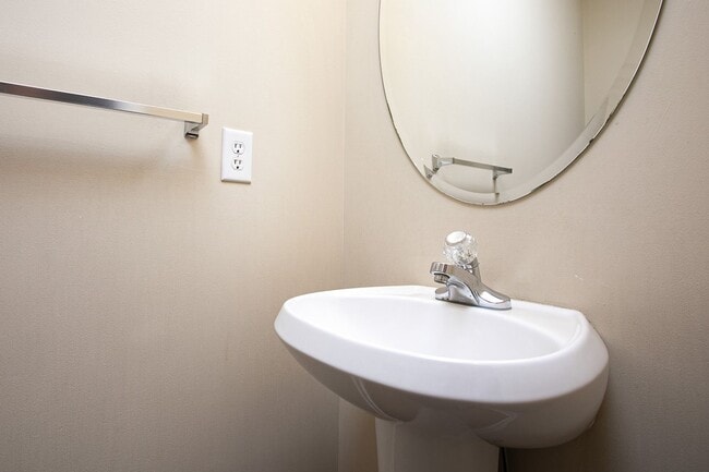 Building Photo - 3 bedroom home with large, fenced backyard convenient to RTP!