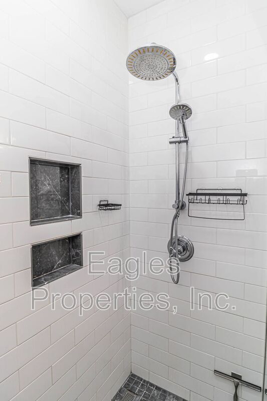 Building Photo - 512 N Pineview Ave