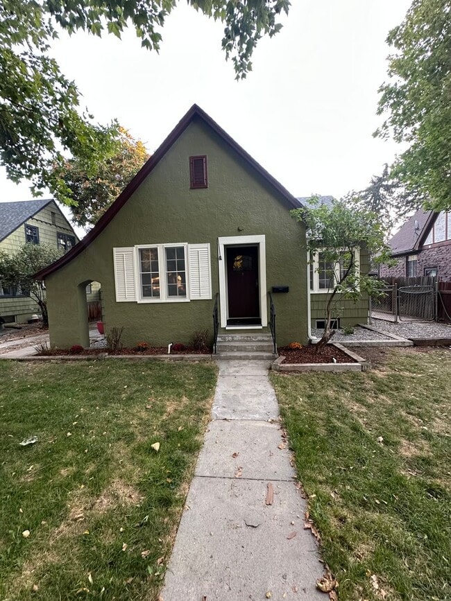 Building Photo - Renovated 3 bedroom + bonus room & finishe...