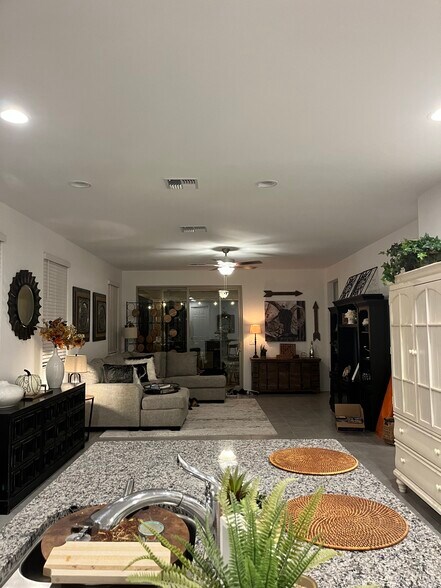 Building Photo - 18020 W Orchid Ct