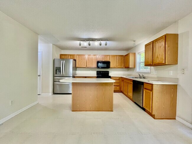 Building Photo - 806 Northwood Hills Ave